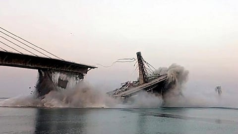 பிஹாரில் பாலம் இடிந்து விழுந்த காட்சி