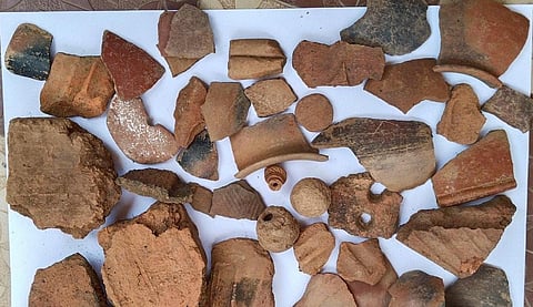 காளையார்கோவிலில் பாண்டியன் கோட்டையில் கண்டறியப்பட்ட கீறல் குறியீடுகளுடன் உள்ள பானை ஓடு.