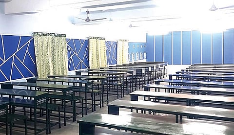 அரியக்குடி அரசு மேல்நிலைப் பள்ளியில் புதுப்பிக்கப்பட்ட பள்ளி கூட்ட அரங்கு.