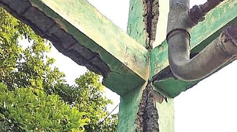 வடகரை கிராமத்தில் தேசமடைந்து இடிந்து விழும் நிலையில் மேல்நிலை குடிநீர்த் தொட்டி.