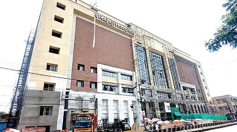 மதுரை பனகல் சாலையில் பிரம்மாண்டமாக 7 தளங்களுடன் உருவாகியுள்ள ‘டவர் பிளாக்’ கட்டிடம். படம்: எஸ்.கிருஷ்ணமூர்த்தி