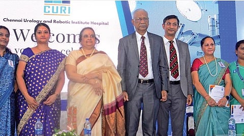 சென்னை யூரோலஜி அன்ட் ரோபோடிக்ஸ் இன்ஸ்டிடியூட் (க்யூரி) மருத்துவனையில் 600-க்கும் மேற்பட்ட ரோபோடிக்ஸ் அறுவை சிகிச்சைகளை வெற்றிகரமாக செய்து முடித்த மருத்துவக் குழுவினரை ஸ்ரீராம் லைப் இன்சூரன்ஸ் நிறுவனத்தின் இயக்குநர் அகிலா சீனிவாசன் பாராட்டி சான்றிதழ்கள் வழங்கினார். உடன் மருத்துவமனையின் தலைவர் பி.பி.சிவராமன், இயக்குநர்கள் அனந்தகிருஷ்ணன், காயத்ரி உள்ளிட்டோர். படம்: எஸ்.சத்தியசீலன்