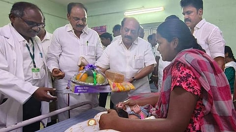 கருணாநிதி நூற்றாண்டு விழாவையொட்டி அரசு மருத்துவமனையில் பிறந்த குழந்தைகளுக்கு தங்க மோதிரம் வழங்கல்