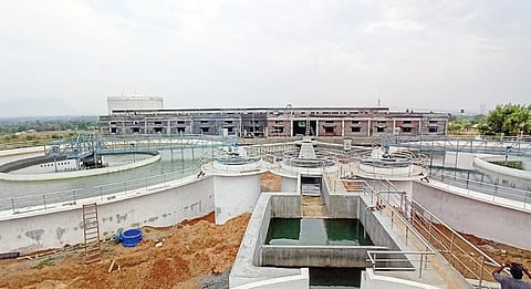 சேலத்தை அடுத்த வீரபாண்டி அருகே கல்பாரப்பட்டி என்ற இடத்தில் அமைக்கப்பட்டுள்ள கூட்டுக்குடிநீர் திட்டத்தின் பிரம்மாண்டமான சுத்திகரிப்பு நிலையம்.