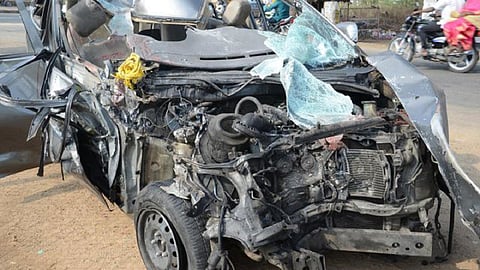 காஞ்சிபுரம் அருகே கார் டயர் வெடித்து 3 குழந்தைகள் உள்பட 5 பேர் உயிரிழப்பு