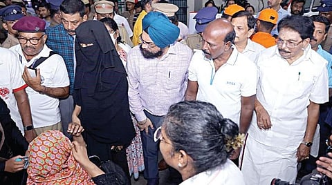 சிறப்பு ரயில் மூலம் சென்னை சென்ட்ரல் ரயில் நிலையம் வந்தடைந்த பயணிகளுக்கு ஆறுதல் தெரிவித்து, மேல்சிகிச்சைக்காக ராஜீவ் காந்தி அரசு மருத்துவமனைக்கு அனுப்பிவைத்த அமைச்சர்கள் சாத்தூர் ராமச்சந்திரன், மா.சுப்பிரமணியன். உடன், வருவாய் நிர்வாக ஆணையர் எஸ்.கே.பிரபாகர், சுகாதாரத் துறைச் செயலர் ககன்தீப் சிங் பேடி உள்ளிட்டோர்.