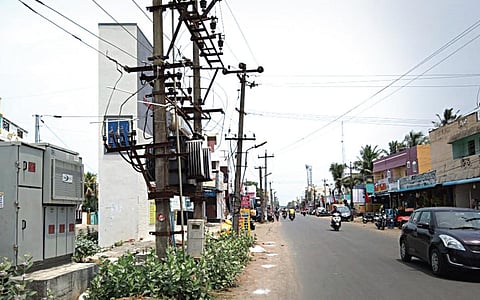 ‘நீயா நானா’ போட்டியில் அதிகாரிகள்: அகரம்தென் சாலை அகலமாவது எப்போது?