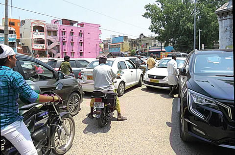 காஞ்சிபுரம் உலகளந்த பெருமாள் கோயில் தெருவில் ஏற்பட்டுள்ள வாகன நெரிசல்.