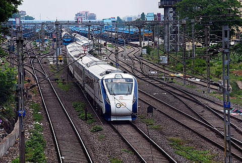 ஒடிசா ரயில் விபத்துப் பகுதியை குறைந்த வேகத்தில் கடந்து சென்ற ஹவுரா - புரி வந்தே பாரத் எக்ஸ்பிரஸ்