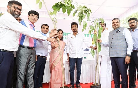 உலக சுற்றுச்சூழல் தினத்தை முன்னிட்டு சென்னை மாநகராட்சி சார்பில் நடந்த விழாவில் பங்கேற்ற தமிழக இளைஞர் நலன் மற்றும் விளையாட்டுத்துறை அமைச்சர் உதயநிதி ஸ்டாலின்