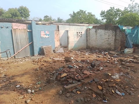 மானாமதுரை அருகே மூங்கில் ஊருணியில் இடிக்கப்பட்ட இலங்கைத் தமிழர்களின் வீடுகள்.