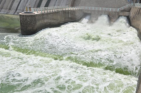 கிருஷ்ணகிரி அணையில் 600 கன அடி தண்ணீர் திறப்பு: 5 மாவட்ட கரையோர மக்களுக்கு வெள்ள அபாய எச்சரிக்கை