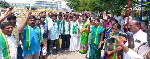 Tiruppur | ஊழல் அதிகாரிகளுக்கு பாராட்டு விழா நடத்துவதாக கூறி நூதன போராட்டம் - 33 பேர் கைது