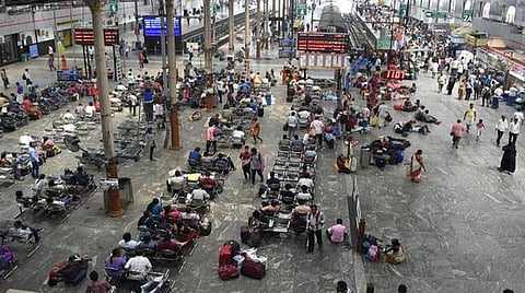 பாதிக்கப்பட்ட 17 பயணிகள் உள்ளிட்டோருடன் சென்னையை வந்தடைந்த 2-வது சிறப்பு ரயில்