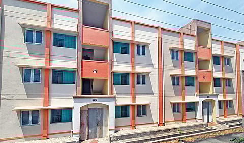 உளுந்தூர்பேட்டை அரசு ஐடிஐ பின்புறம் தமிழ்நாடு நகர்புற வாழ்விட மேம்பாட்டு வாரியம் சார்பில் கட்டப்பட்டுள்ள அடுக்குமாடி குடியிருப்புகள்.