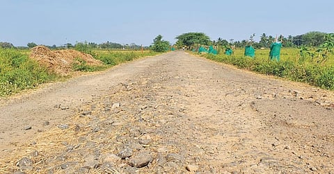 கொள்ளிடம் ஆற்றின் இடது கரையில் முள்ளங்குடி கிராமத்தையொட்டிய சாலையில் போக்குவரத்து செல்ல முடியாத அளவுக்கு கருங்கல் ஜல்லிகள் பெயர்ந்துள்ளன.