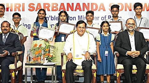 2022-23-ம் கல்வியாண்டில் சென்னை துறைமுக பள்ளியில் பயின்று, 10 மற்றும் 12-ம் வகுப்பில் அதிக மதிப்பெண் பெற்ற மாணவர்களுக்கு, சென்னை துறைமுக பொறுப்புக் கழகம் சார்பில் விருதுகளை மத்திய துறைமுகங்கள், கப்பல் மற்றும் நீர்வழி போக்குவரத்துத் துறை அமைச்சர் சர்பானந்தா சோனோவால் வழங்கினார். உடன் சென்னை மற்றும் காமராஜர் துறைமுகங்களின் தலைவர் சுனில் பாலிவால் உள்ளிட்டோர்.