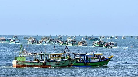 நடுக்கடலில் தத்தளித்த 5 மீனவர்கள் மீட்பு