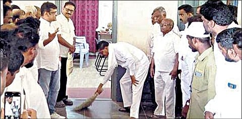 தான் உதவியாளராக பணியாற்றிய பள்ளியில் பெல் அடித்து, தாழ்வாரத்தை சுத்தம் செய்த காங்கிரஸ் எம்எல்ஏ தேவேந்திரப்பா.