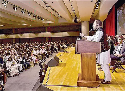 அமெரிக்கா சென்றுள்ள காங்கிரஸ் முன்னாள் தலைவர் ராகுல் காந்தி, நியூயார்க் நகரில் நேற்று நடைபெற்ற நிகழ்ச்சியில் இந்திய வம்சாவளியினர் மத்தியில் பேசினார். படம்: பிடிஐ