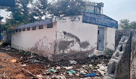 பெரும்பாக்கத்தில் கட்டி முடித்து 6 மாதங்களாச்சு: பொது கழிப்பறையை எப்ப சார் திறப்பீங்க?