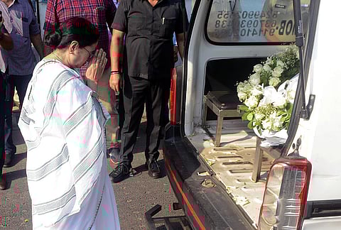 ஒடிசா ரயில் விபத்தில் உயிரிழந்த மேற்கு வங்கத்தைச் சேர்ந்த நபரின் உடலுக்கு அஞ்சலி செலுத்தும் மம்தா பானர்ஜி