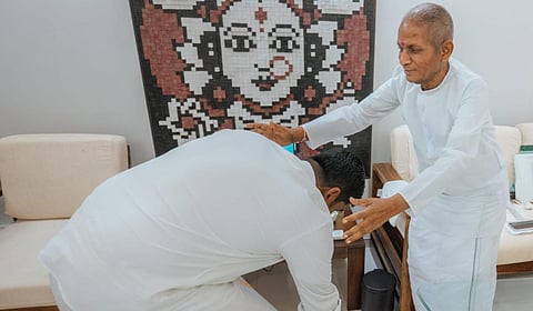 “கலைத்தாயின் தலைமகன்” - இளையராஜாவிடம் ஆசி பெற்ற அண்ணாமலை