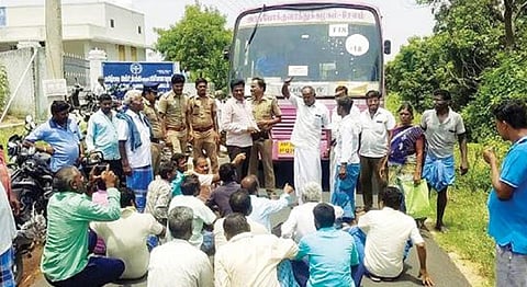 நாட்றாம்பள்ளி அருகே ஜெயபுரம் - வெலக்கல்நத்தம் சாலையில் அரசு பேருந்தை சிறை பிடித்து நேற்று மறியலில் ஈடுபட்ட பொதுமக்கள்.