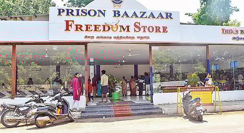 பிரிசன் பஜார் விற்பனையகத்தில் ஆயத்த ஆடைகளை பார்வையிடும் போலீஸார். படம்: எஸ். கிருஷ்ணமூர்த்தி