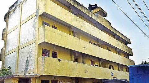 புதுச்சேரி கண்டாக்டர் தோட்டம் பகுதியில் கட்டப்பட்ட குடியிருப்பு. படங்கள்: எம்.சாம்ராஜ்