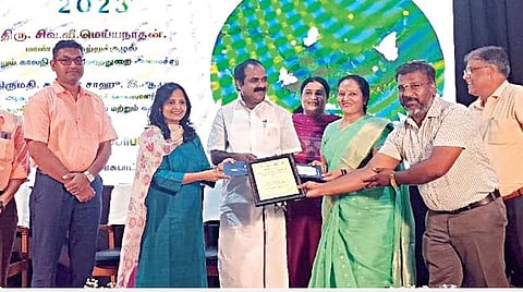 உலக சுற்றுச்சூழல் தினத்தை ஒட்டி தமிழ்நாடு மாசு கட்டுப்பாட்டு வாரியம் சார்பில் சுற்றுச்சூழல் விருதுகள் வழங்கும் விழா நேற்று நடைபெற்றது. இந்த நிகழ்ச்சியில் சுற்றுச்சூழல் மற்றும் காலநிலை மாற்றத் துறை அமைச்சர் மெய்யநாதன், சுற்றுச்சூழல் துறை செயலர் சுப்ரியா சாஹூ, தமிழ்நாடு மாசு கட்டுப்பாட்டு வாரிய தலைவர் ஜெயந்தி உள்ளிட்டோர் பங்கேற்றனர்.