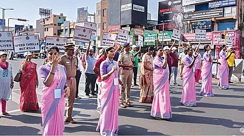 சென்னை போக்குவரத்து காவல் துறை சார்பாக, திருநங்கைகள் மூலம் சாலைப் பாதுகாப்பு குறித்த விழிப்புணர்ச்சி நிகழ்ச்சி, அண்ணாநகர் அடுத்த திருமங்கலத்தில் நேற்று நடத்தப்பட்டது.