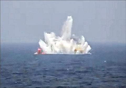 உள்நாட்டில் உருவாக்கப்பட்ட அதிக எடை கொண்ட ‘டார்பிடோ’ எனும்நீர்மூழ்கி குண்டை இந்திய கடற்படை நேற்று வெற்றிகரமாக பரிசோதித்துப் பார்த்தது. அப்போது, நிர்ணயிக்கப்பட்ட தூரத்தில் இருந்த இலக்கை நீருக்கடியில் சென்று துல்லியமாக தாக்கி அழித்த டார்பிடோ.படம்:பிடிஐ