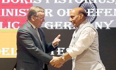 ஜெர்மனியின் பாதுகாப்புத் துறை அமைச்சர் உடன் மத்திய பாதுகாப்புத் துறை அமைச்சர் ராஜ்நாத் சிங்.