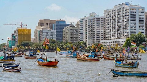 அரபிக் கடலில் நிலை கொண்டுள்ள பிபர்ஜாய் புயல் மேலும் வலுப்பெற்று வரும் நிலையில், மும்பை பத்வார் பார்க் துறைமுகத்தில் மீனவர்கள் மீன்பிடி படகுகளை நங்கூரமிட்டு நிறுத்தியுள்ளனர்.