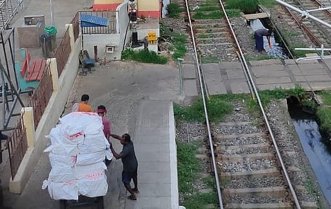 “நம்பிக்கையால் நகருது வாழ்க்கை!” - அனுபவம் பகிர்ந்த ரயில்வே கூலித் தொழிலாளி