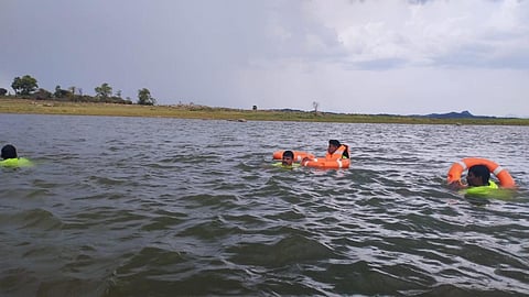 மேட்டூர் அடுத்த விராலிக்காடு அணை நீர்த் தேக்க பகுதியில் தேடும் பணியில் ஈடுபட்ட தீயணைப்பு வீரர்கள்.