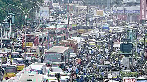 நீதிமன்ற உத்தரவை விளக்கும் தகவல் பலகை