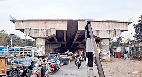 அரைகுறையாக நிற்கும் பட்டாபிராம் மேம்பாலம்: 5 ஆண்டுகளாக ஆமை வேக பணி 9 கிமீ சுற்றி செல்லும் அவலம்