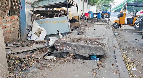 கோவை காந்திபுரம் மத்திய பேருந்து நிலையம் எதிரே , சிறைச்சாலை சுவர் ஓரம் கழிப்பிடமாக மாறியபகுதி. படங்கள்: இல.ராஜகோபால்