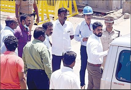 தூத்துக்குடி ஸ்டெர்லைட் ஆலையில் உள்ள ஜிப்சம் கழிவுகளை அகற்றுவது தொடர்பாக சார் ஆட்சியர் கவுரவ் குமார் தலைமையிலான மேலாண்மை குழுவினர் நேற்று ஆலை வளாகத்தில் ஆய்வு நடத்தினர். (அடுத்த படம்) ஸ்டெர்லைட் ஆலை வாயிலில் போலீஸார் பாதுகாப்பு பணியில் ஈடுபட்டிருந்தனர். படங்கள்: என்.ராஜேஷ்