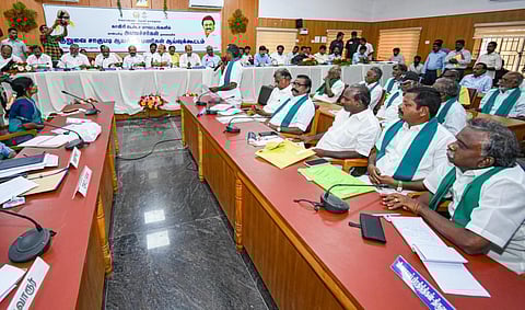 தஞ்சாவூர் மாவட்ட ஆட்சியர் அலுவலகத்தில் இன்று காலை குறுவை சாகுபடி தொடர்பான முன்னேற்பாடுகள் குறித்த ஆய்வு கூட்டத்தில் வேளாண்மை மற்றும் உழவர் நலத்துறை அமைச்சர் எம் .ஆர் .கே. பன்னீர்செல்வம் . | படங்கள் ஆர். வெங்கடேஷ்