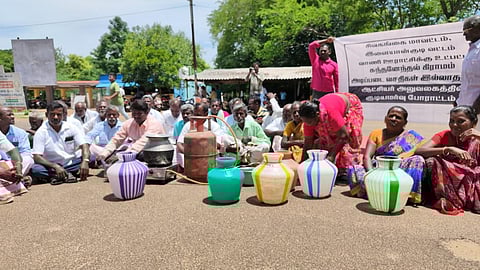 சிவகங்கை | போராட்டத்தில் எரிவாயு சிலிண்டரை பற்றவைக்க முயன்ற கிராம மக்களைத் தடுத்து நிறுத்திய பெண் எஸ்ஐ