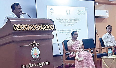 சென்னையில் விழிப்புணர்வு பயிற்சி பட்டறையை தொழிலக பாதுகாப்பு, சுகாதார இயக்குநர் எம்.வி.செந்தில்குமார் தொடங்கி வைத்து பேசினார். இதில், சென்னை மண்டலத்தை சேர்ந்த கூடுதல் இயக்குநர் பிரேமகுமாரி கலந்து கொண்டார்.