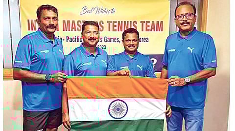 ஆசிய பசிபிக் மாஸ்டர்ஸ் விளையாட்டுப் போட்டியில் ராம்கோ சிமென்ட்ஸ் நிறுவனத்தின் `இந்தியன் மாஸ்டர்ஸ் டென்னிஸ்' அணியில் இடம்பெற்ற வீரர்கள்.