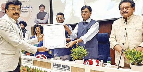 தேசிய அளவிலான ‘ஈட் ரைட் சேலஞ்ச்-பேஸ் 2’ போட்டியில் முதலிடம் பிடித்ததற்கான சான்றிதழை மத்திய சுகாதாரத்துறை அமைச்சர் மான்சுக் மாண்டேவியாவிடம் இருந்து பெற்ற மாவட்ட நியமன அலுவலர் டாக்டர் கு.தமிழ்செல்வன்.