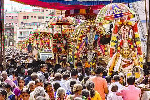 தஞ்சாவூரில் வெள்ளிக்கிழமை நடைபெற்ற கருட சேவை விழாவில் ஒரே இடத்தில் கருட வாகனங்களில் வந்த பெருமாள்களை வழிபட்ட பக்தர்கள்.