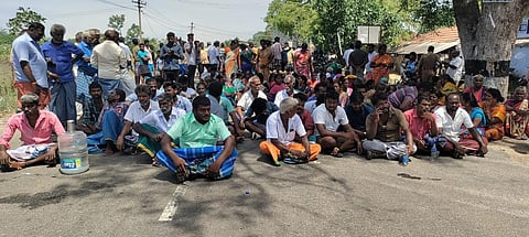 இரண்டாவது நாளாக போராட்டத்தில் ஈடுபட்டுள்ள மக்கள்