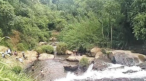 கோத்தகிரி அருகே கேத்தரின் நீர்வீழ்ச்சியில் ஆபத்தை உணராமல் குளிக்கும் சுற்றுலா பயணிகள்