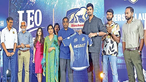 டிஎன்பிஎல் டி 20 கிரிக்கெட் தொடரில் களமிறங்கும் சீகம் மதுரை பேந்தர்ஸ் அணியின் சீருடை அறிமுக விழா சென்னை தியாகராய நகரில் நேற்று நடைபெற்றது. இதில் புதுச்சேரி கிரிக்கெட் சங்கத்தின் நிறுவனரான பி.தாமோதரன் புதிய சீருடையை சீகம் மதுரை பேந்தர்ஸ் அணியின் ஆல்ரவுண்டர் வாஷிங்டன் சுந்தருக்கு வழங்கினார். அருகில் கேப்டன் ஹரி நிஷாந்த், லியோ காஃபி நிர்வாக இயக்குநர் வேணு சீனிவாசன், அணி உரிமையாளர் பத்மா தாமோதரன், முதன்மை நிர்வாகிகள் மகேஷ் சுப்ரநேயன், பூஜா தாமோதரன் மற்றும் இந்து தமிழ் திசை’யின் தலைமை இயக்க அலுவலர் சங்கர் வி.சுப்ரமணியம் ஆகியோர் உள்ளனர். படம்: ம.பிரபு